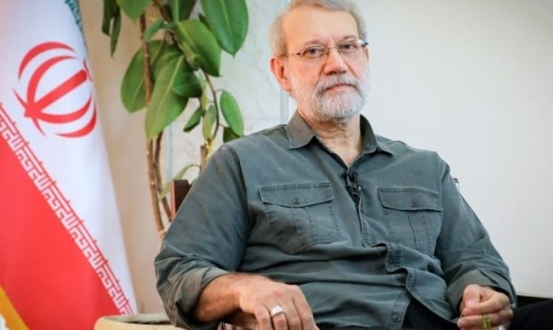 عکسی قدیمی از شهید لاریجانی در کنار رهبر شهید انقلاب